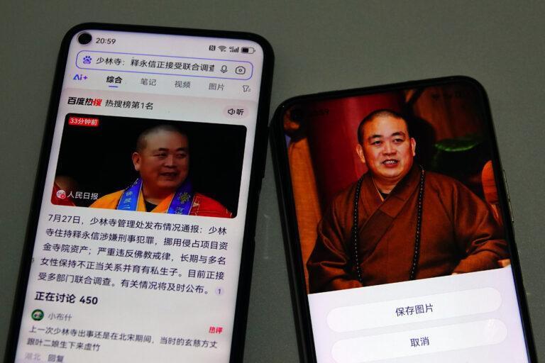 Fotografie Shi Yongxina na ekranach smartfonów