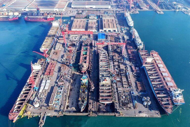 Na zdjęciu statki w budowie z lotu ptaka