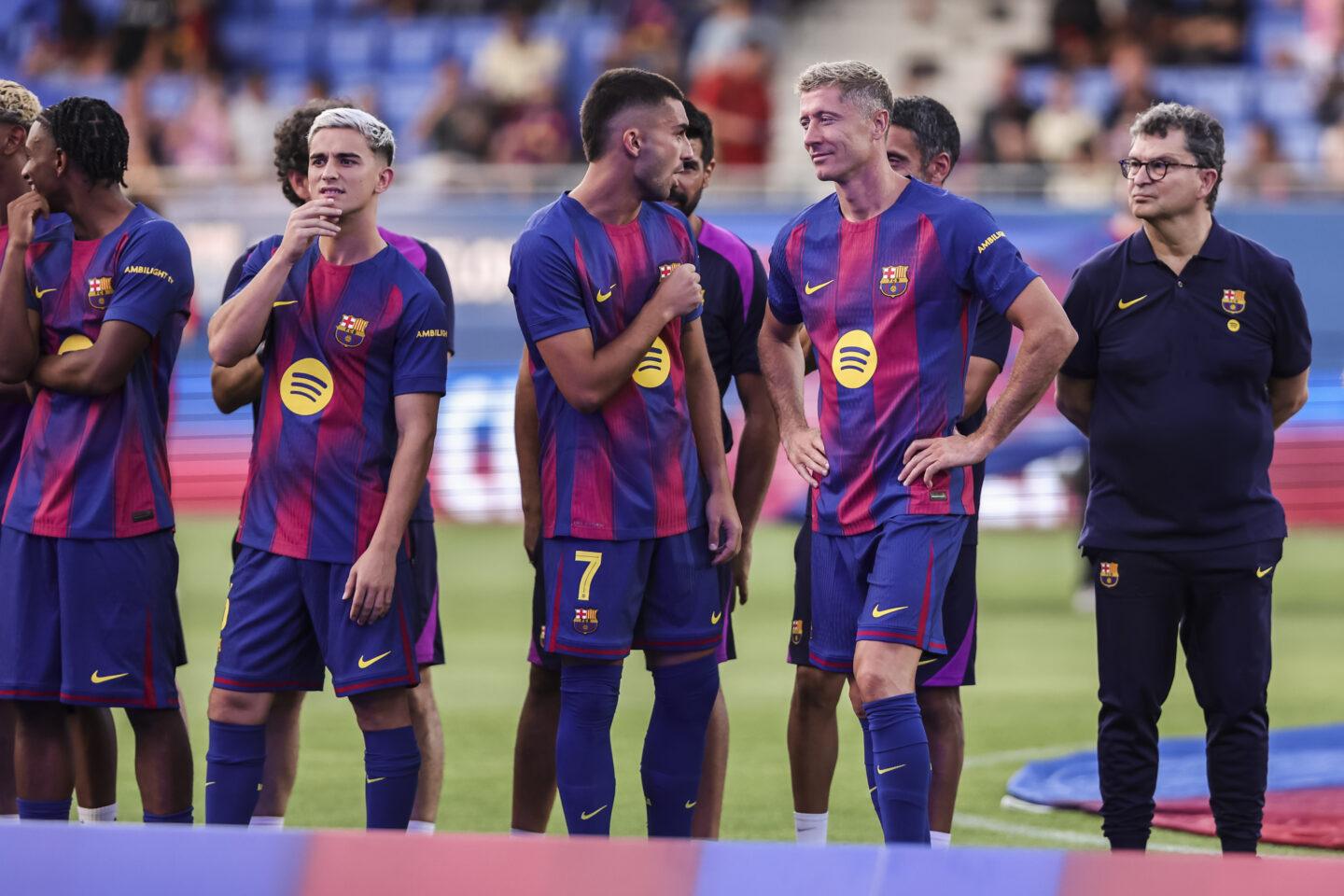 Ferran Torres i Robert Lewandowski, napastnicy, którzy rywalizują ze sobą o miejsce w składzie Barcelony, ucięli sobie pogawędkę przed meczem z Como w Pucharze Gampera. 