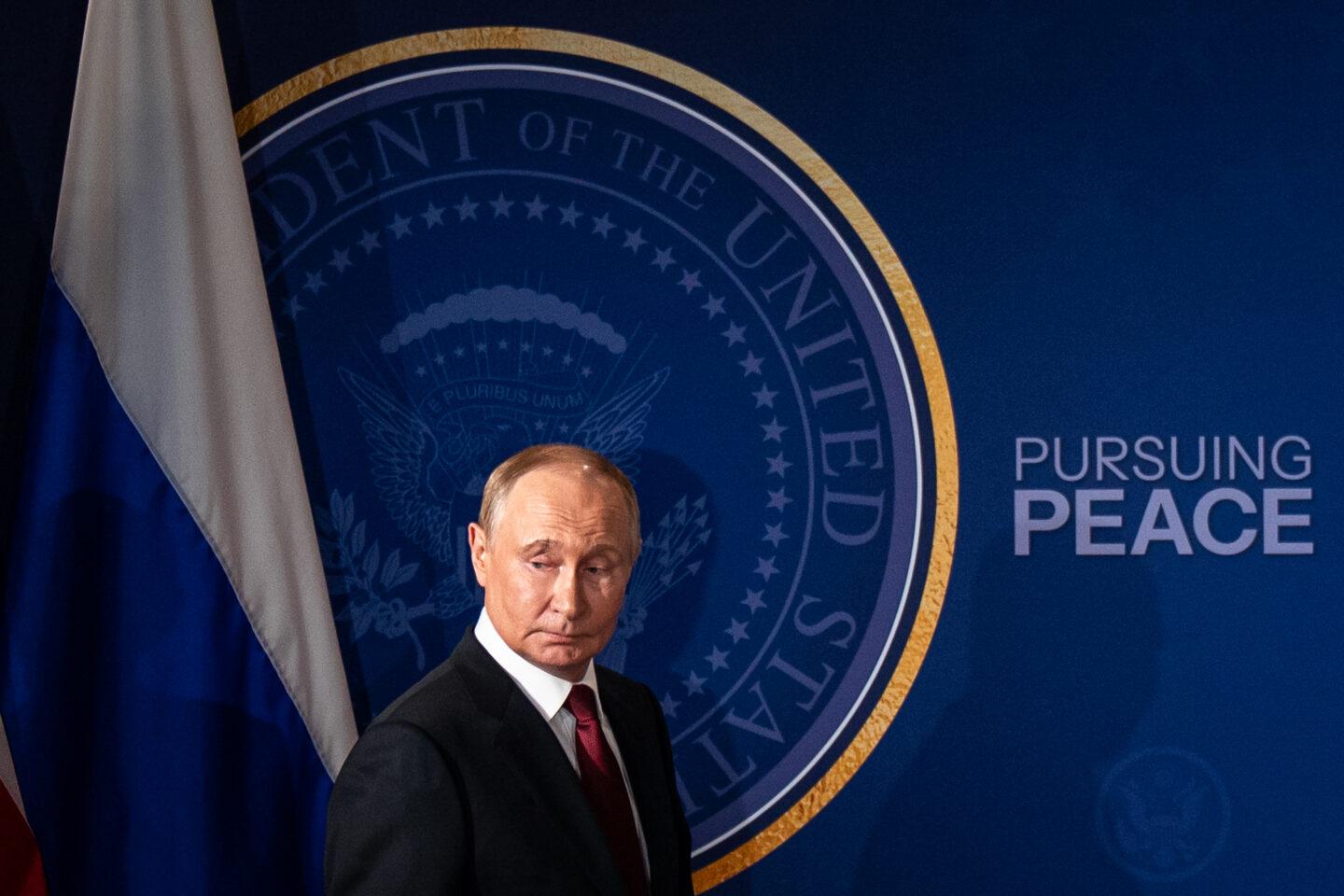 Władimir Putin, prezydent Rosji, przybywa na wspólną konferencję prasową z prezydentem USA Donaldem Trumpem (nieobecnym na zdjęciu) w bazie wojskowej Joint Base Elmendorf-Richardson w Anchorage na Alasce, USA, w piątek 15 sierpnia 2025 r.