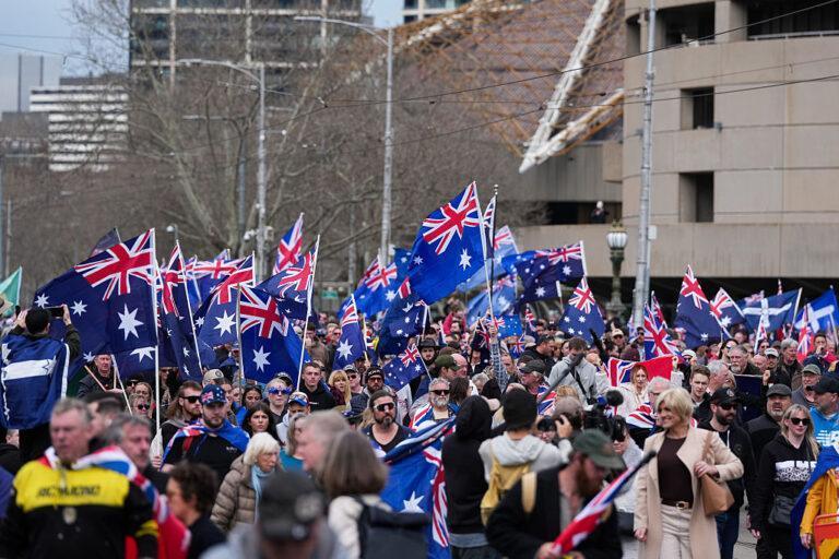 Na zdjęciu ludzie z australijskimi flagami