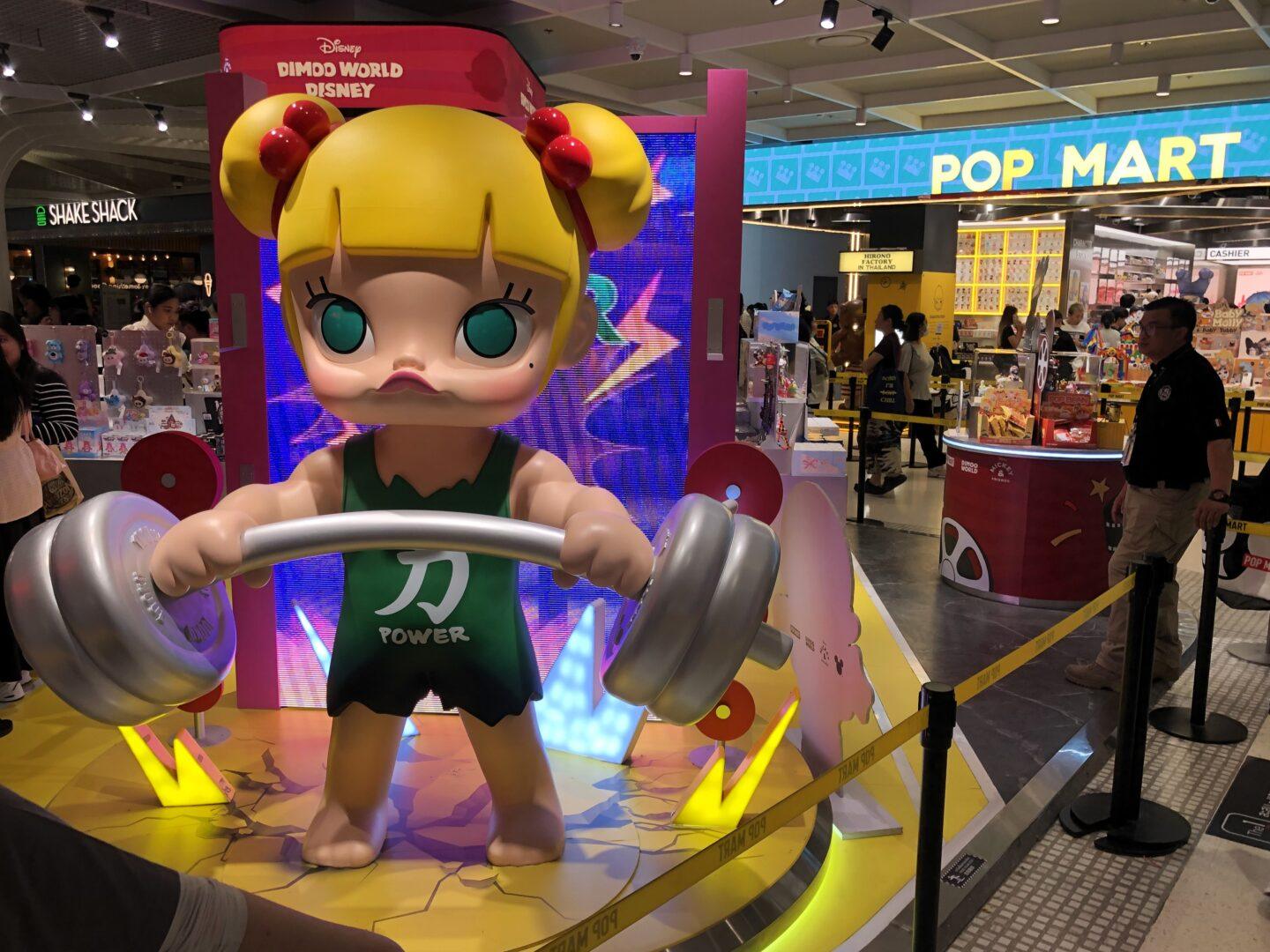 Figurka małej dziewczynki Molly przez sklepem Pop Mart