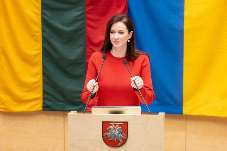 Zdjęcie przedstawia premier Litwy Ingę Ruginiene przemawiającą w Sejmie Litwy