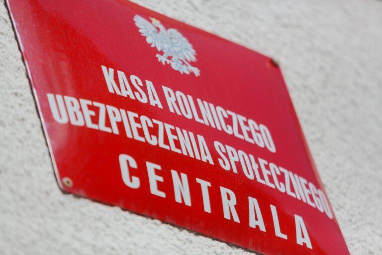 Na zdjęciu tabliczka przed warszawską centralą Kasy Rolniczego Ubezpieczenia Społecznego (KRUS)