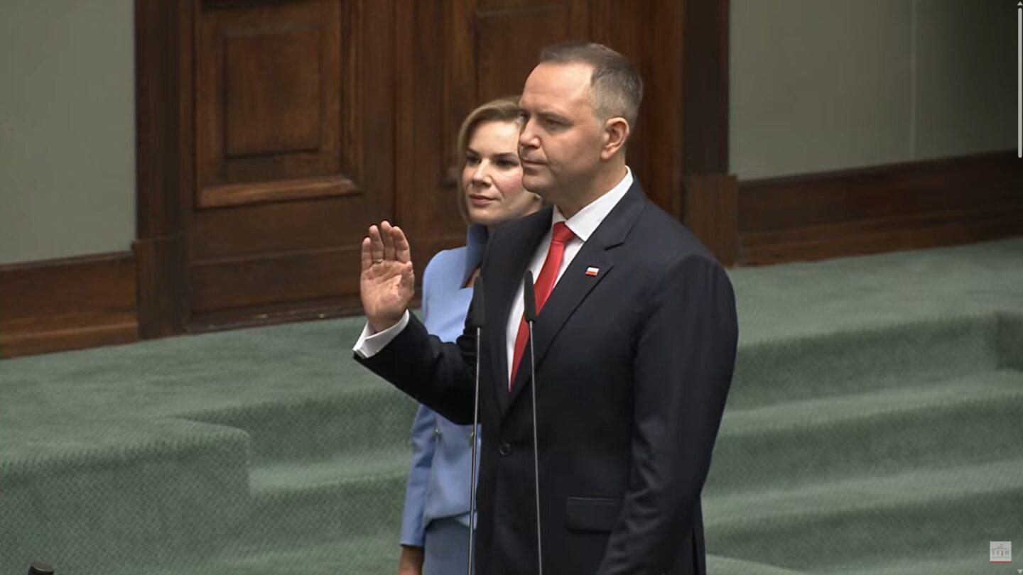 Karol Nawrocki z małżonką podczas zaprzysiężenia. Fot.: Sejm RP/Youtube