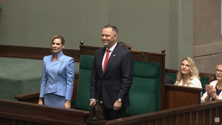 Karol Nawrocki z małżonką podczas posiedzenia Zgromadzenia Narodowego. Fot.: Sejm RP/Youtube