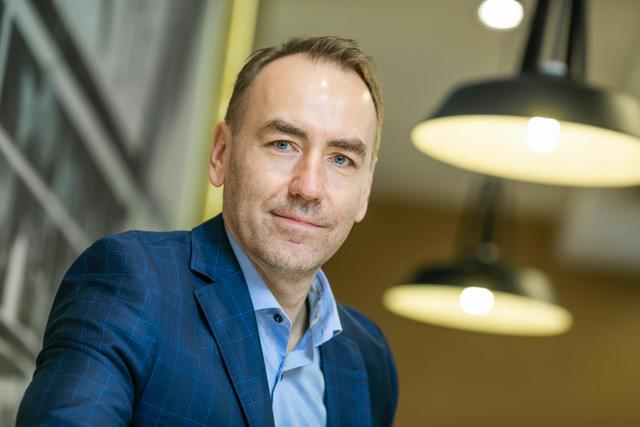 - Rozwój AI spowodował, że wydaje się, że mamy wszystkie narzędzia, żeby móc zrewolucjonizować Drive Thru. Podchodzimy do tego bardzo pokornie ale z ogromną nadzieją, zwłaszcza, że pierwsze próby za nami, bo przed pandemią zrealizowaliśmy pierwszy projekt autonomicznego drive thru dla firmy AmRest - mówi Jarosław Leśniewski, prezes i założyciel spółki M4B, która zajmuje się digitalizacją retailu i QSR/HoReCa./fot. materiały prasowe M4B