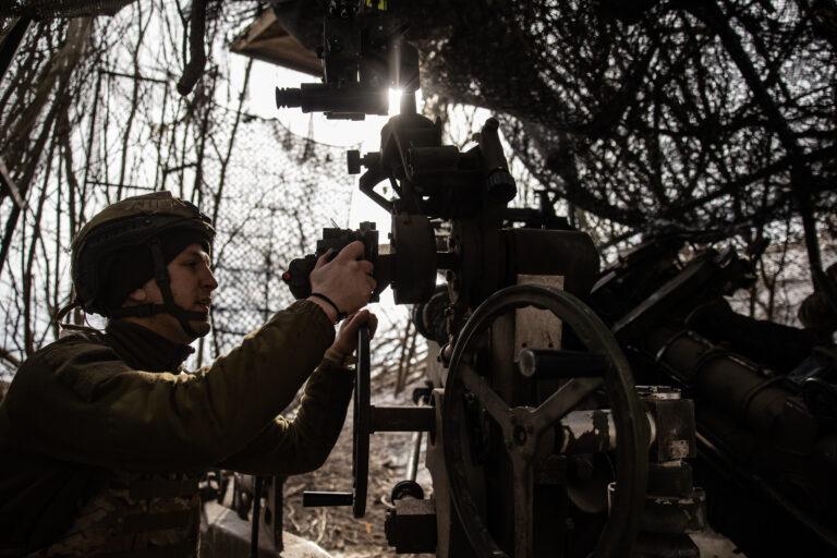 Na zdjęciu z marca 2025 r. załoga ukraińskiego M777 gdzieś w obwodzie donieckim