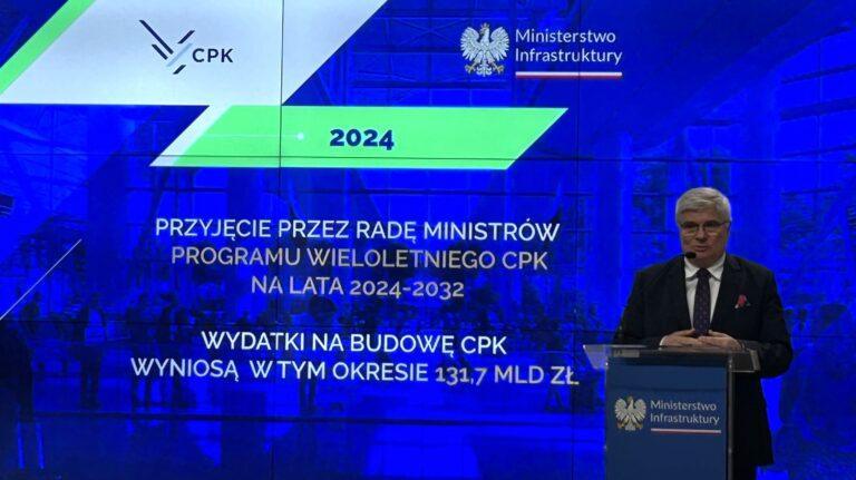 Na zdjęciu Maciej Lasek, wiceminister infrastruktury, w tle plansza dot. CPK