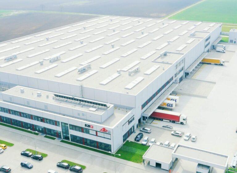 Na zdjęciu: Magazyn firmy AB