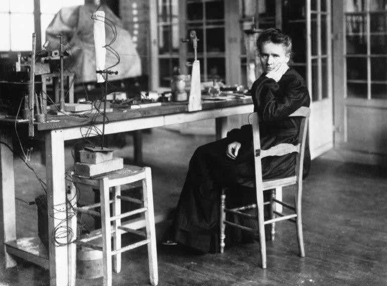 Maria Skłodowska-Curie w swoim laboratorium