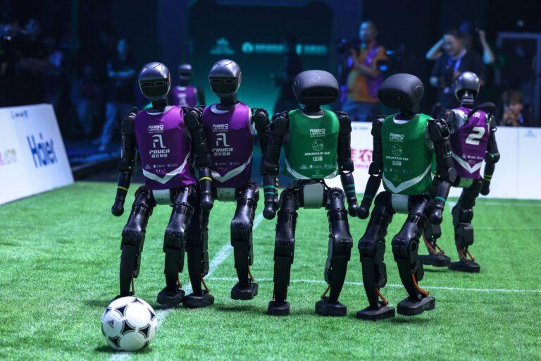 Na zdjęciu: Mecz piłki nożnej robotów