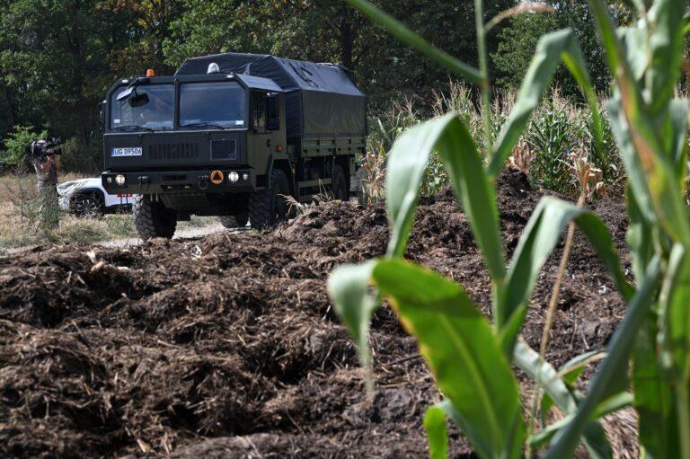 Na zdjęciu: wojsko i policja w pobliżu miejsca upadku niezidentyfikowanego obiektu na Lubelszczyźnie