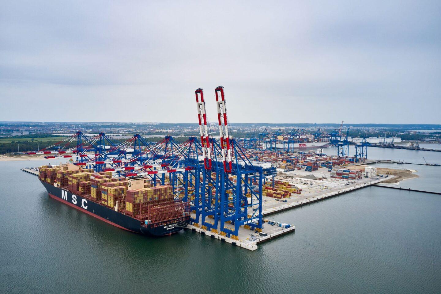 Na zdjęciu: kontenerowiec MSC Calypso cumuje przy nowo otwartym terminalu T3 Baltic Hub w Gdańsku