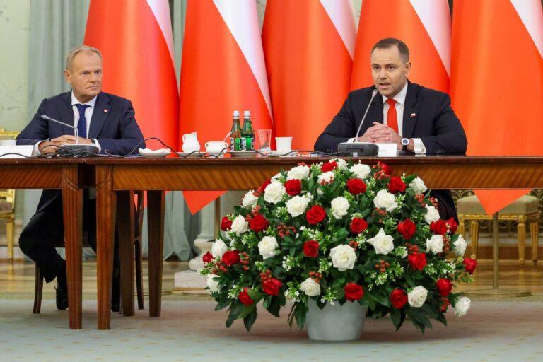 Na zdjęciu premier Donald Tusk (po lewej) oraz prezydent Karol Nawrocki (po prawej) podczas Rady Gabinetowej 27 sierpnia 2025 r.