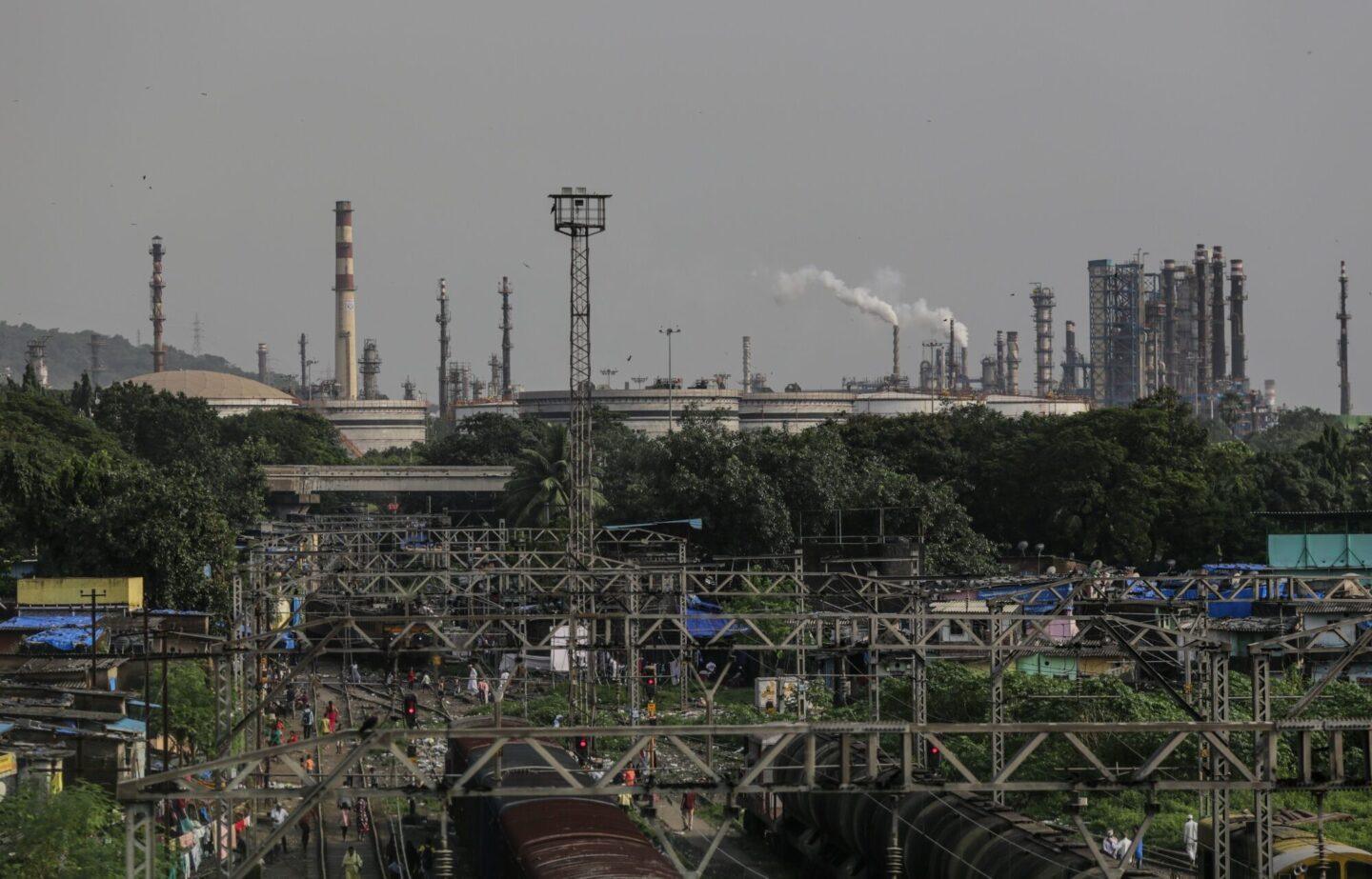 Na zdjęciu rafineria ropy naftowej Bharat Petroleum Corp. w Mumbaju