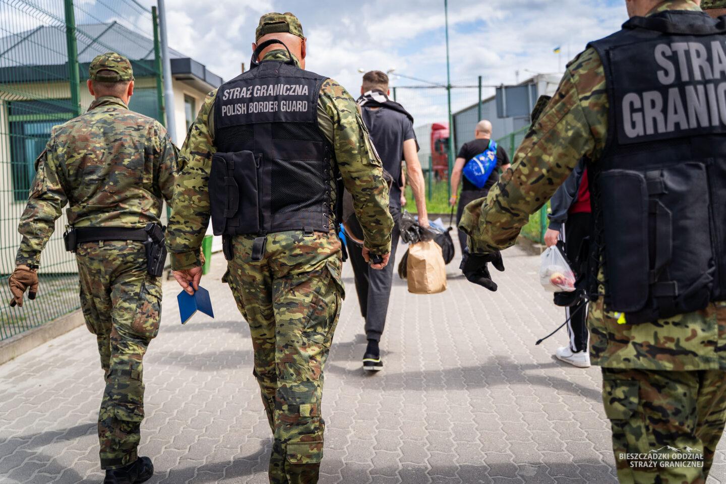 Funkcjonariusze SG i osoba wydalana z kraju