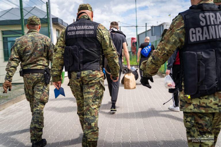 Funkcjonariusze SG i osoba wydalana z kraju