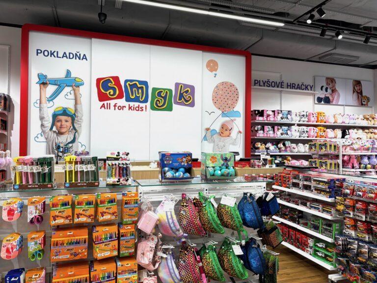 Zdjęcie przedstawia wnętrze pierwszego sklepu Smyk otworzonego na Słowacji