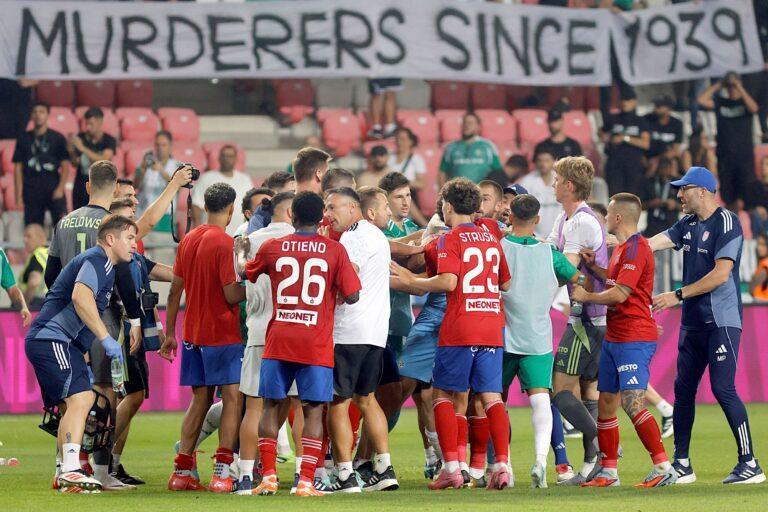 Na zdjęciu: Antypolski transparent kibiców Maccabi