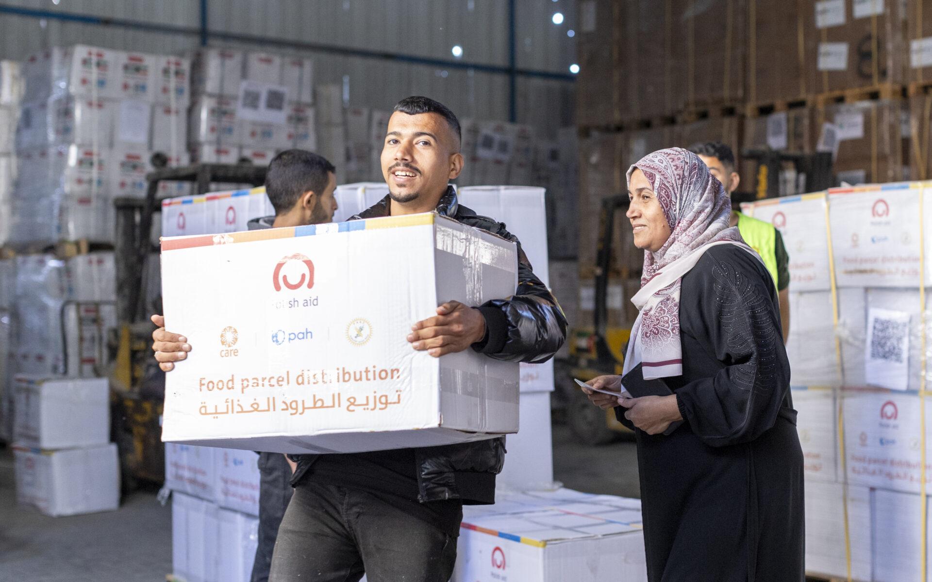 Mieszkańcy Strefy Gazy odbierają paczki żywnościowe w ramach pomocy humanitarnej Polskiej Akcji Humanitarnej i partnerów.