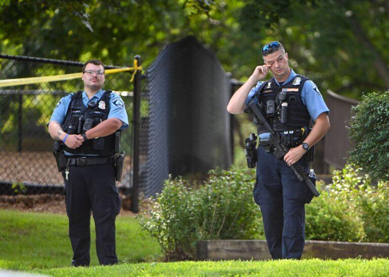 Na zdjęciu: Policja przed katolicką szkołą w Minneapolis