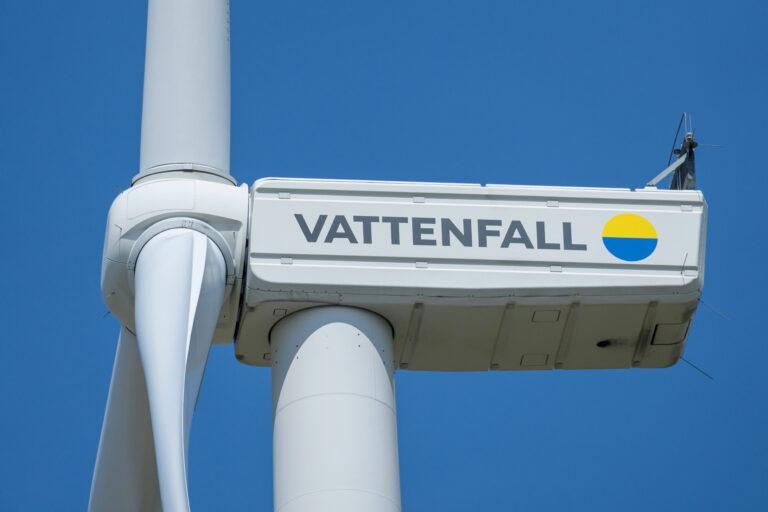 Na zdjęciu logo Vattenfall na turbinie wiatrowej