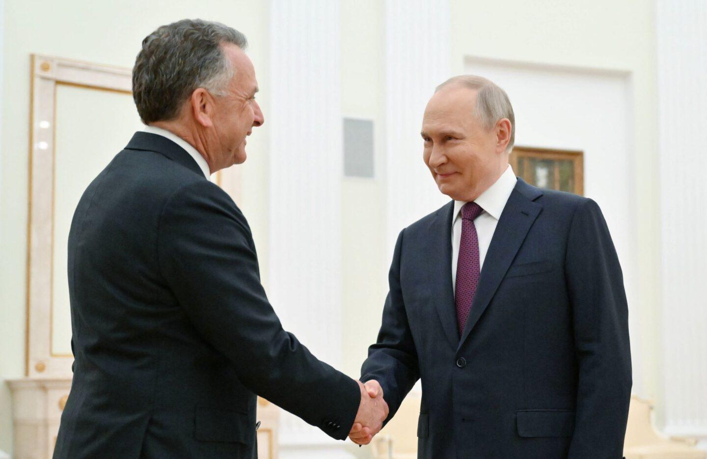 Na zdjęciu wysłannik administracji Donalda Trumpa Steve Witkoff (po lewej) i Władimir Putin (po prawej)