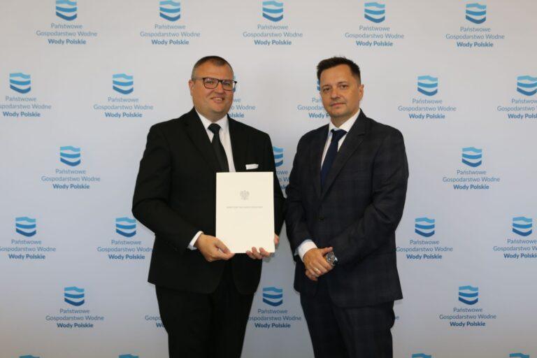 Na zdjeciu po lewej wiceprezes Wód Polskich Marcin Jarzyńskich i prezes Wód Polskich Mateusz Balcerowicz (po prawej)