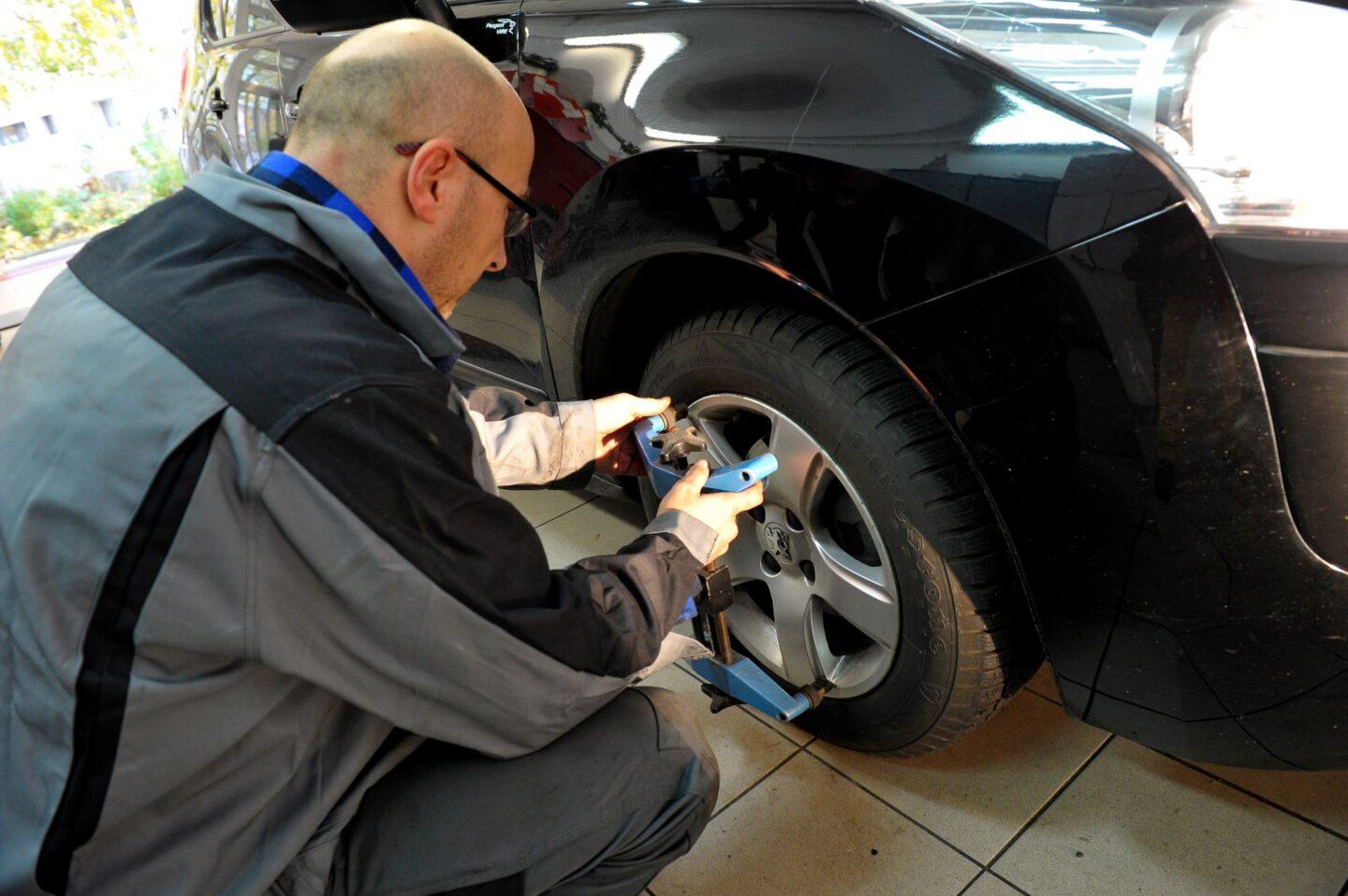 Zdjęcie przedstawia badanie techniczne samochodu osobwego na stacji kontroli w Szczecinie