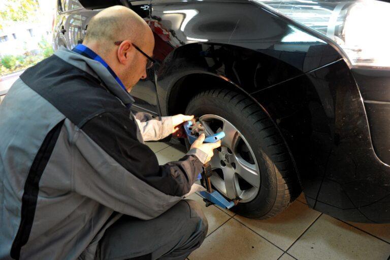 Zdjęcie przedstawia badanie techniczne samochodu osobwego na stacji kontroli w Szczecinie