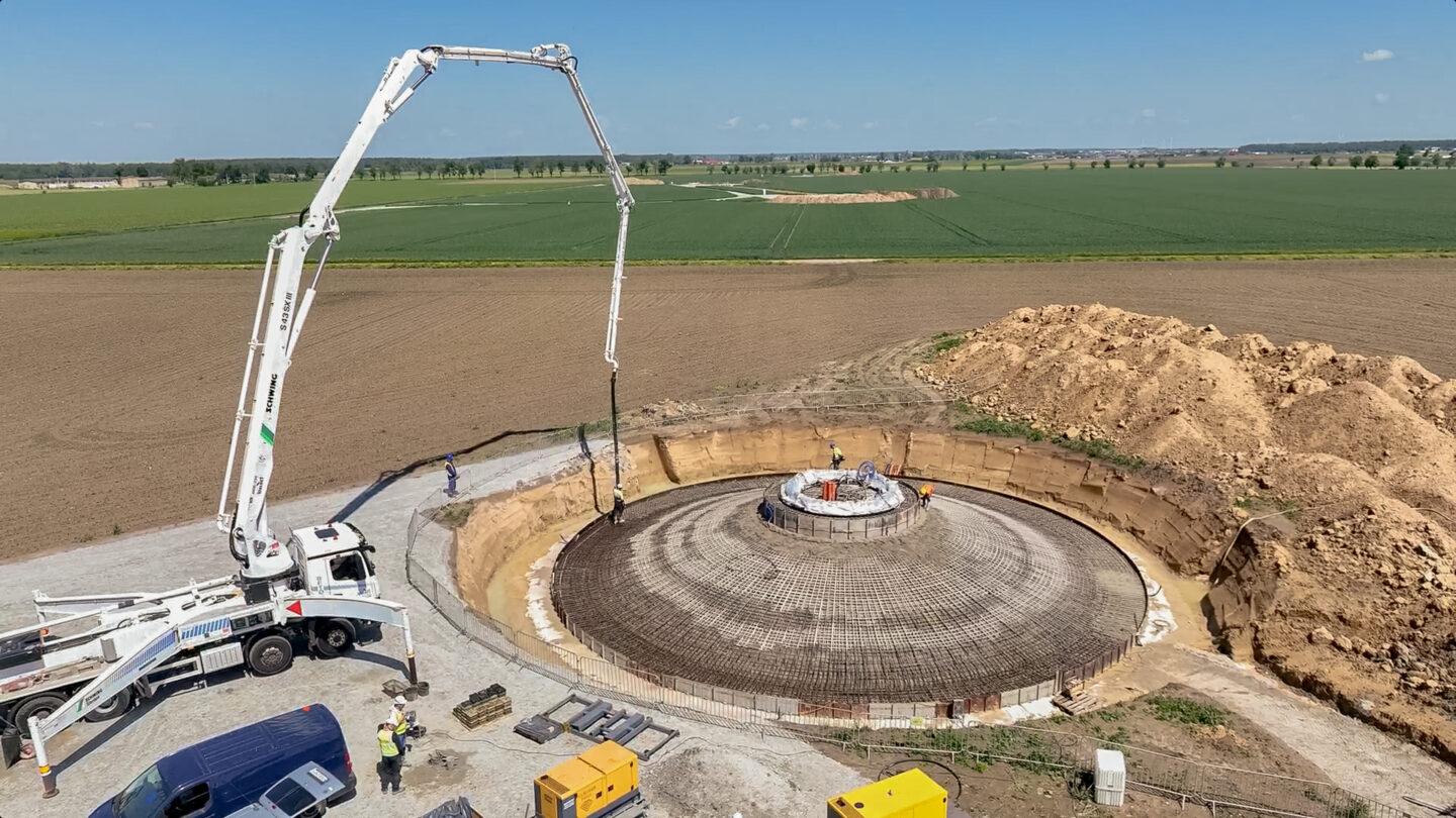 Na zdjęciu betonowanie fundamentów pod jedną z turbin farmy wiatrowej Miejska Górka, którą buduje Tauron
