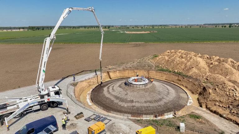 Na zdjęciu betonowanie fundamentów pod jedną z turbin farmy wiatrowej Miejska Górka, którą buduje Tauron