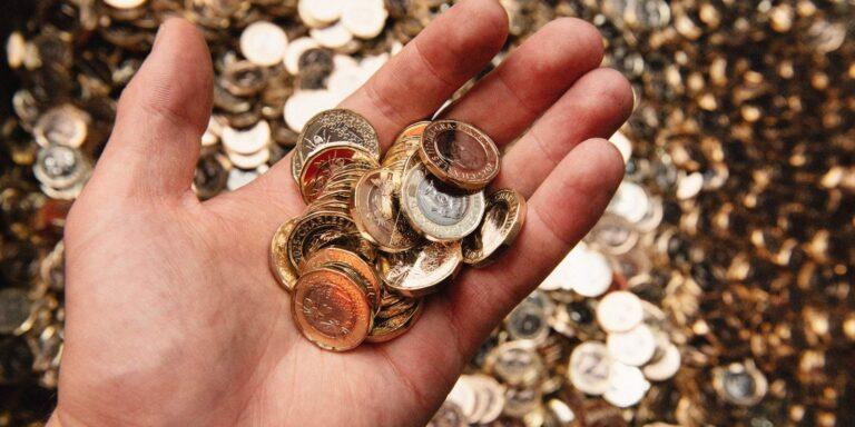 Na zdjęciu monety jednofuntowe wypuszczane obecnie w obieg