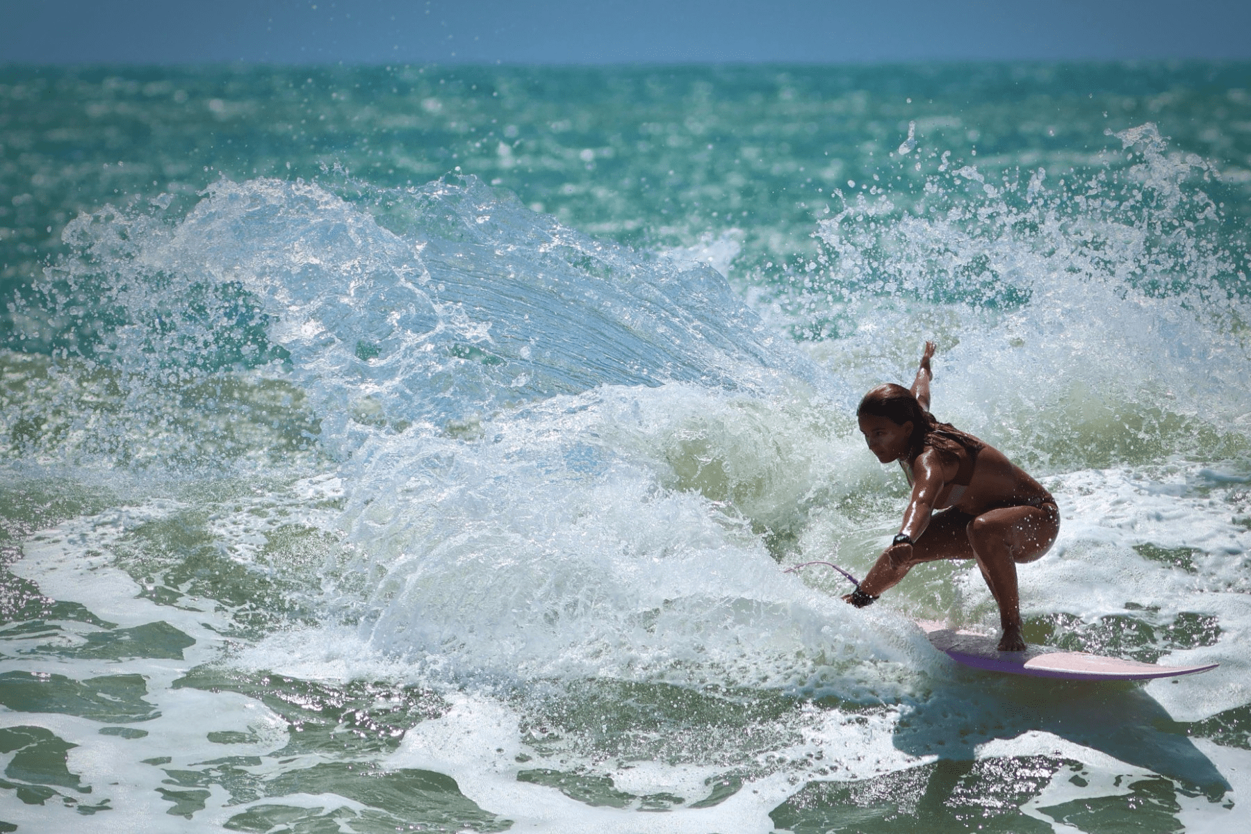 Na zdjęciu Emma Ridolfini podczas surfowania