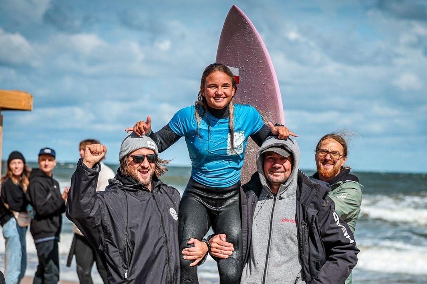 Na zdjeciu Emma Ridolfini, polsko-włoska surferka