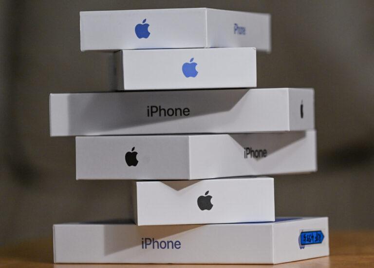 Na zdjęciu pudełka z Apple iPhone 13 i iPhone 16