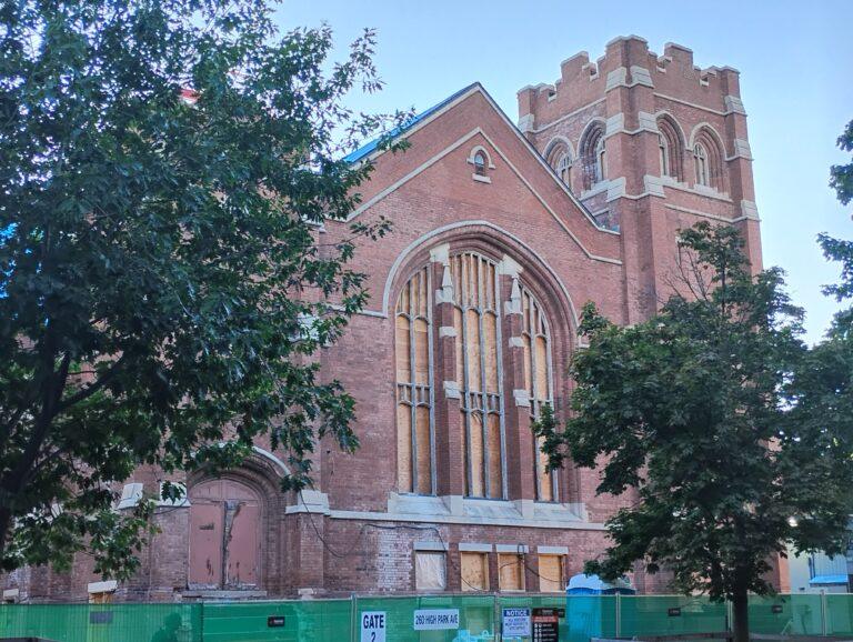 Dawny High Park United Church w Toronto (Kanada). Budynek ten został sprzedany deweloperowi i obecnie przekształcany jest w luksusowe mieszkania – lofty i apartamenty w projekcie "260 High Park".