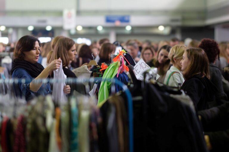 Na zdjęciu targi odzieży używanej w Poznaniu