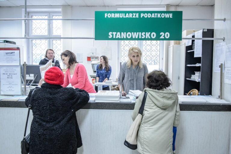 Dwie panie załatwiają sprawę urzędową przy okienku w Urzędzie Skarbowym w Lublinie