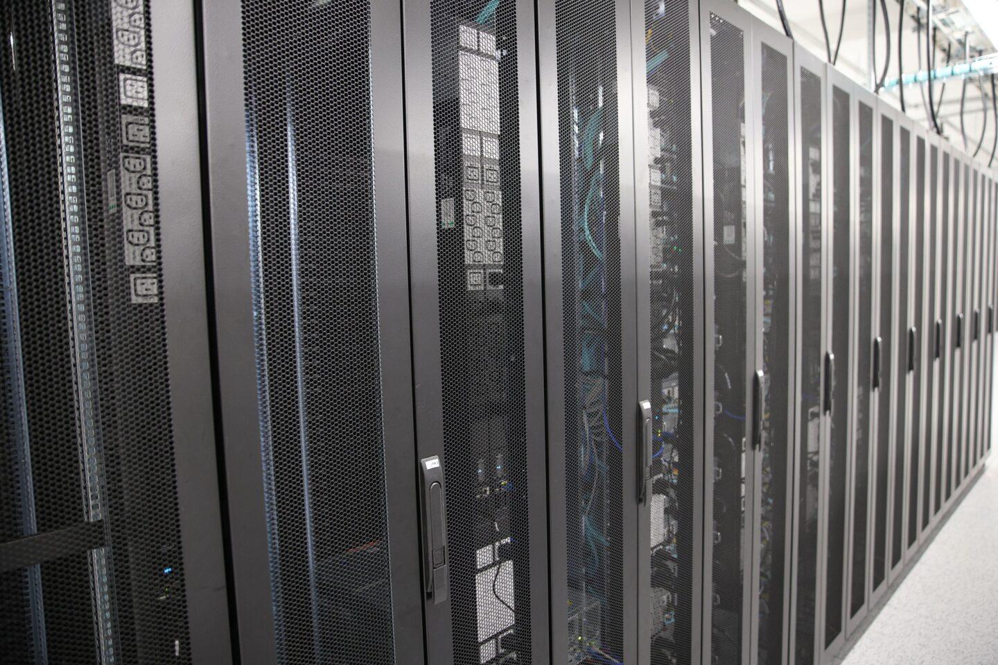 Pierwsza polska fabryka AI realizowana jest w Krakowie. Projekt Gigafabryki ma być znacznie większy i droższy. Póki co dużo o nim się mówi, ale do konkretów jeszcze daleka droga