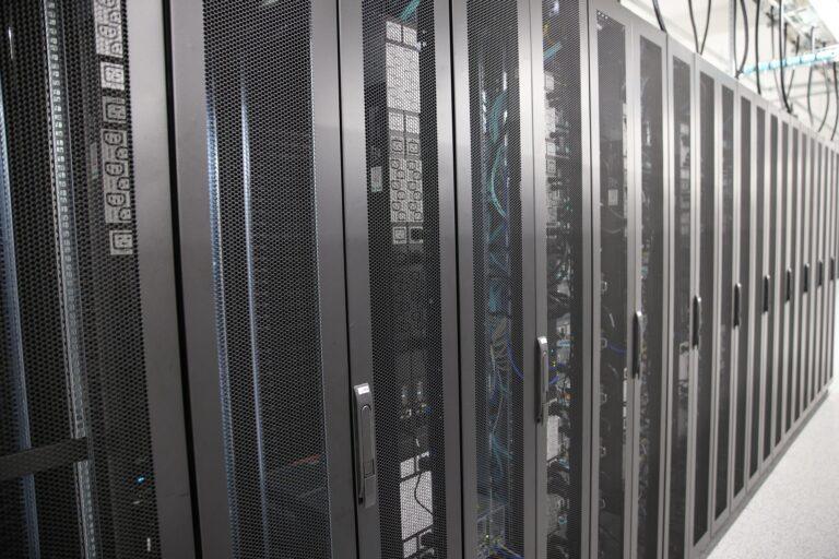 Pierwsza polska fabryka AI realizowana jest w Krakowie. Projekt Gigafabryki ma być znacznie większy i droższy. Póki co dużo o nim się mówi, ale do konkretów jeszcze daleka droga