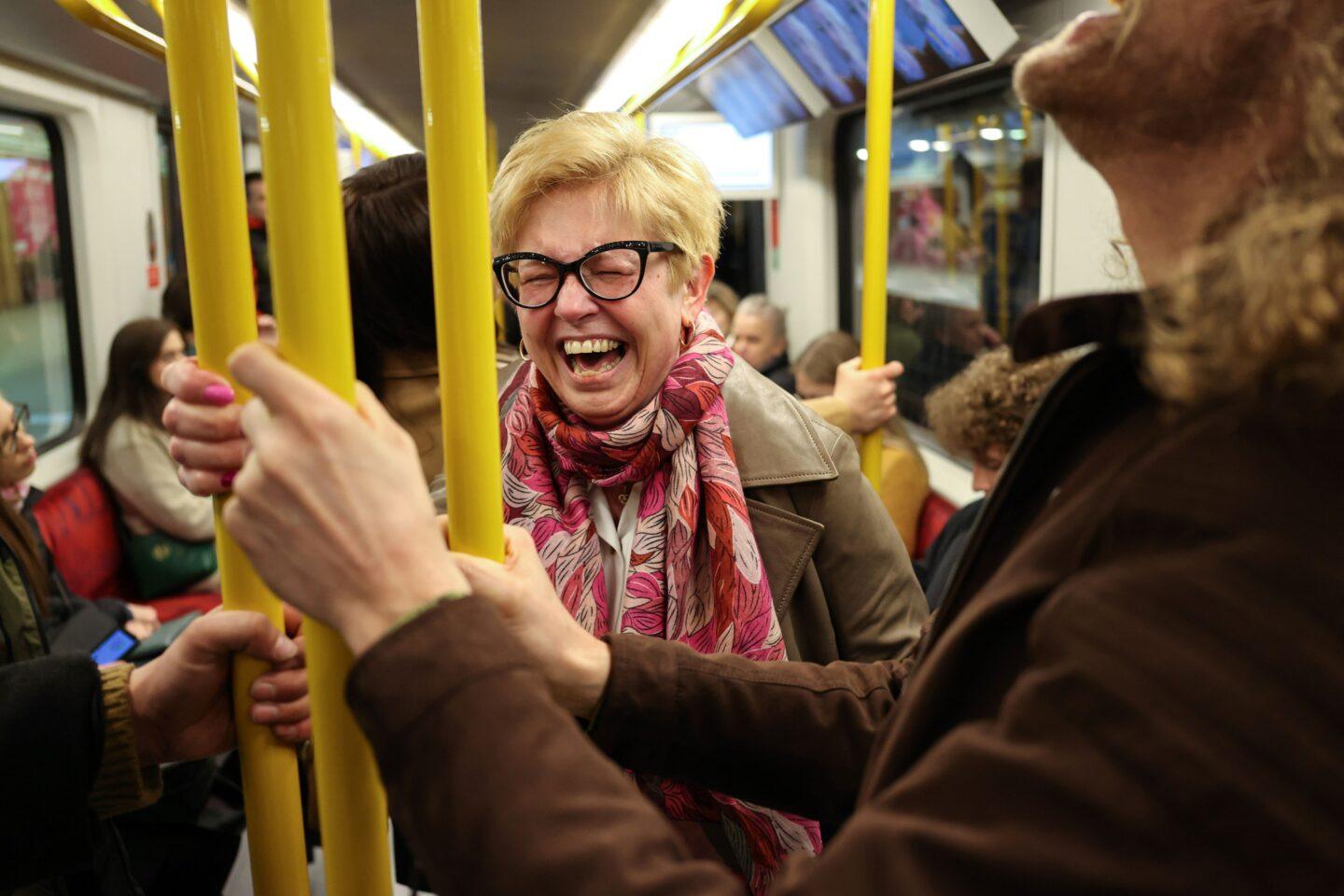 Śmiechowy flashmob w warszawskim metrze