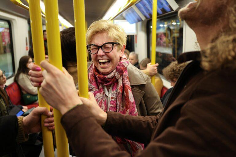 Śmiechowy flashmob w warszawskim metrze