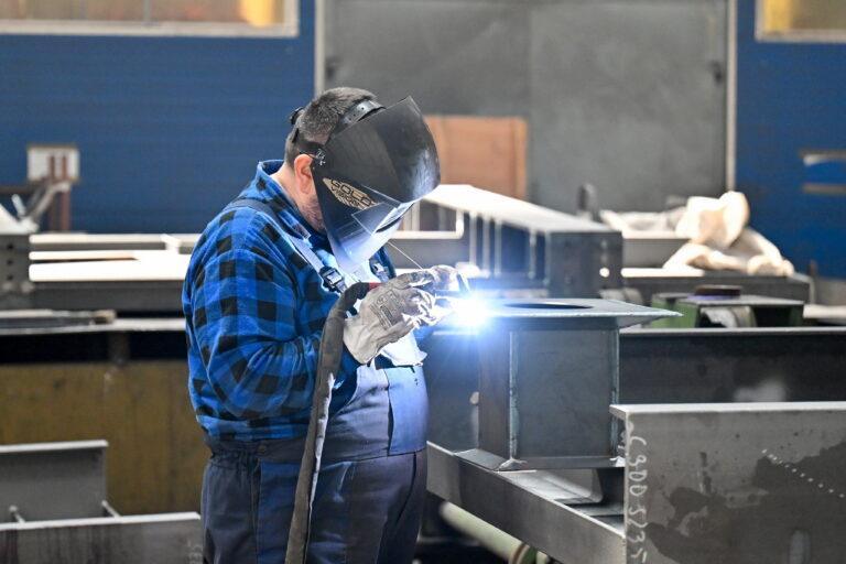 pracownik fabryki spawa