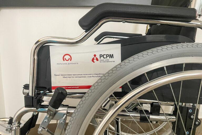 Na zdjęciu wózek inwalidzki z logo PCPM