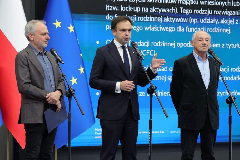 Na zdjęciu minister finansów i gospodarki Andrzej Domański (w środku), wiceminister finansów Jarosław Neneman (po lewej) oraz prezes spółki Dr Irena Eris Henryk Orfinger (po prawej)