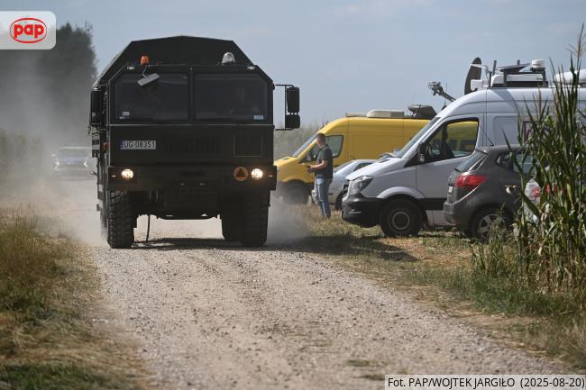 Przemyt, sabotaż czy dron wojskowy - co spadło na pole w Łukowie?
