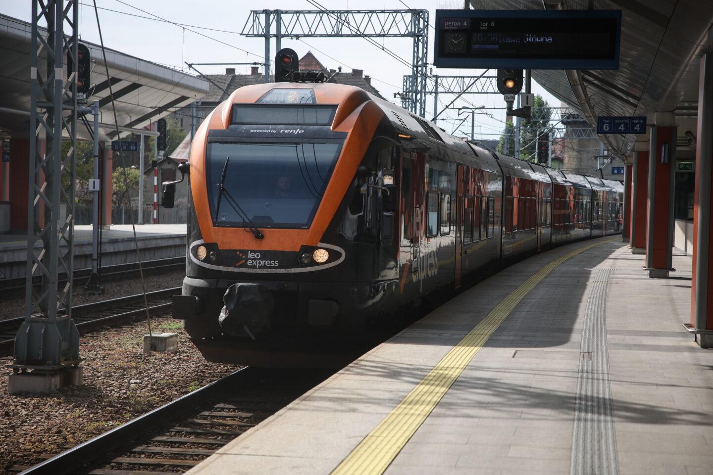 Na zdjęciu pociąg Leo Express na dworcu Kraków Główny
