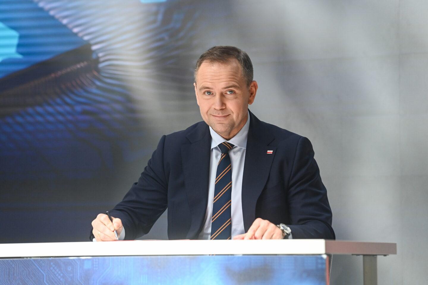 Prezydent Karol Nawrocki podczas podpisania projektu ustawy wprowadzającej Fundusz Rozwoju Technologii Przełomowych. Dokument trafi do sejmu.